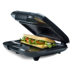 smörgåsjärn CHSG110 svart öppen med grillad ciabatta med grönsaker och mozzarella