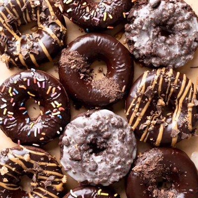 chokladglaserade munkar donuts glossy