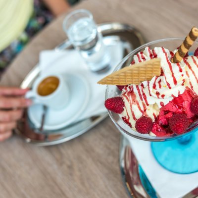 glass med hallon och hallonsås