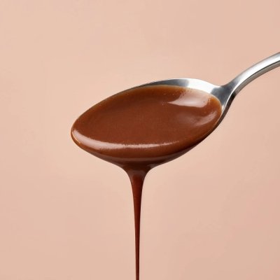 sked med kitkat kakaosås med våffelbitar